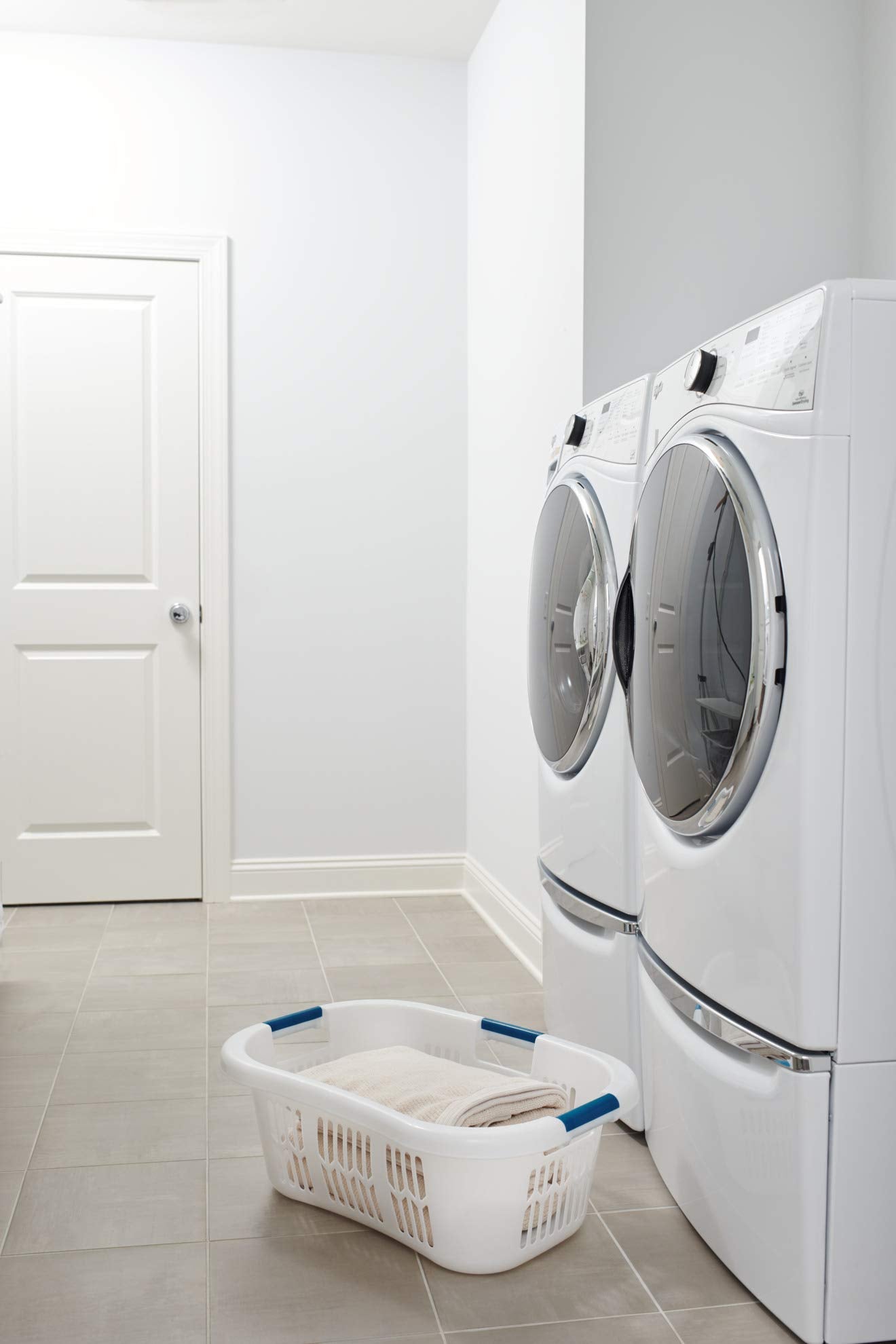 Rubbermaid Large Hip-Hugger Laundry Basket/Hamper, 1.5-Bushel, White, Stackable Storage Bin/Organizer for Bathroom/Bedroom/Dorm/Home