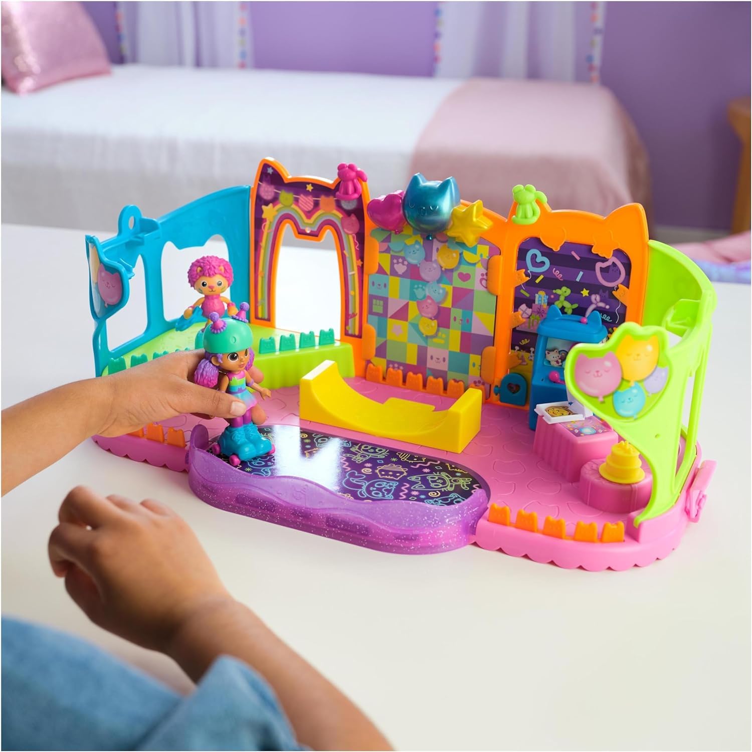 Gabby’s Dollhouse, Party Room Playset with Exclusive Toy Figures, Dollhouse Furniture, Accessories & Fidget Play, Kids Toys for Girls and Boys Ages 3+