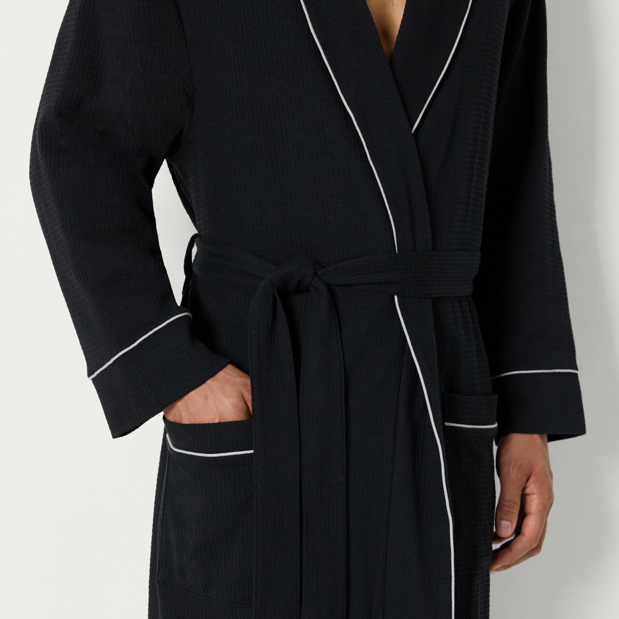 Amazon Essentials Men's Lightweight Waffle Bathrobe (Available in Big & Tall), Black, Medium-Large