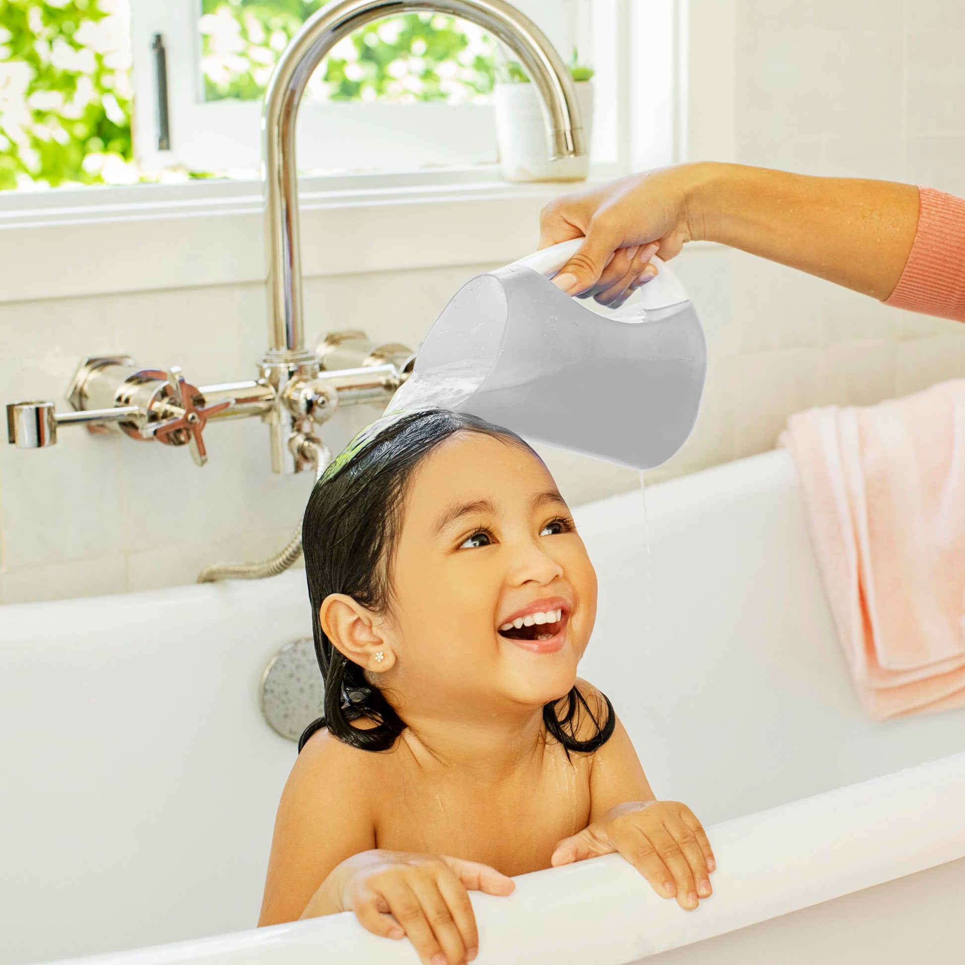 Munchkin® Rinse™ Shampoo Bath Rinser Cup, Ultra Soft and Flexible Rim, Babies, Toddlers and Kids, Grey