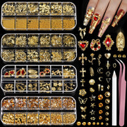 مجموعة Teenitor Gold Nail Charms و Gems، 4 علب من الأحجار الكريمة للأظافر ولآلئ الأظافر وأدوات تزيين الأظافر، حُلي أظافر على شكل صليب ثلاثي الأبعاد وأحجار الراين على شكل قلب لتوريدات الأظافر، حُلي لتصميم الأظافر، مجموعة تزيين الأظافر